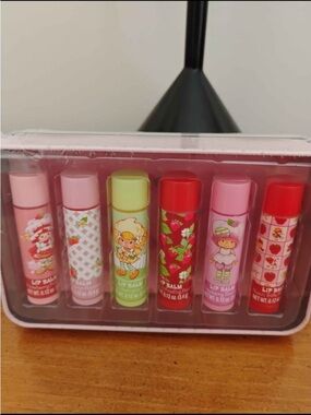 🍓🍰 VTG Style Strawberry Shortcake LipBalm Set In Collectible Tin 🍰🍓